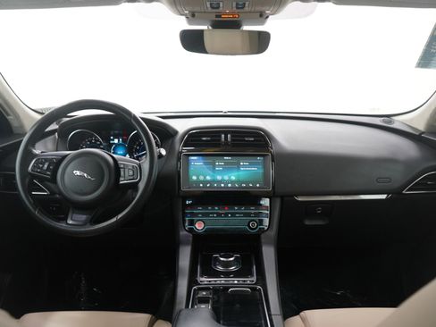 Used 2020 Jaguar F-PACE Premium image 13