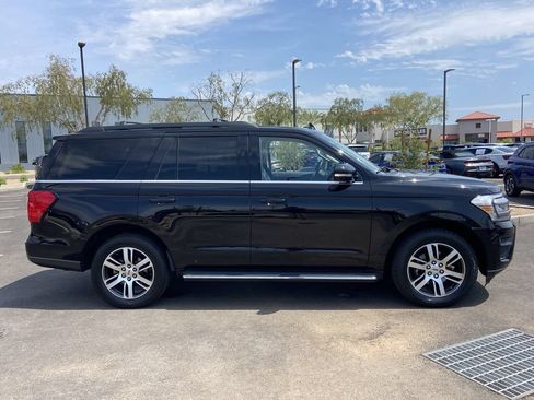 Used 2022 Ford Expedition XLT RWD image 2