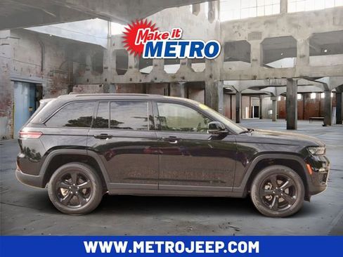 Used 2023 Jeep Grand Cherokee Limited w/ Luxury Tech Group II AWD/4WD image 1