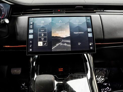 Used 2025 Land Rover Range Rover Sport SE image 21