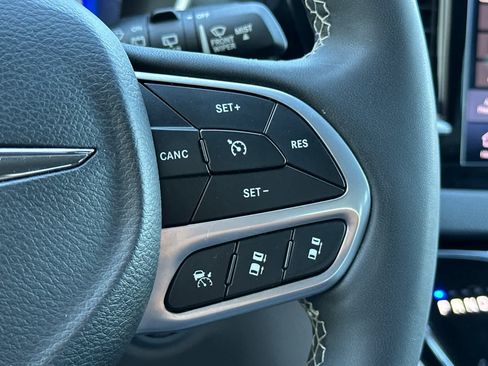 Used 2024 Chrysler Pacifica Touring-L FWD image 28