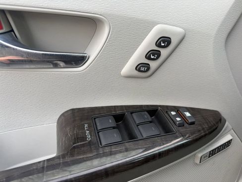 Used 2015 Toyota Venza XLE w/ XLE Premium Package image 12