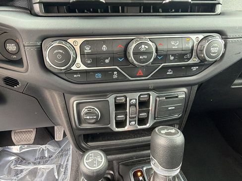 Used 2025 Jeep Wrangler Sahara image 32