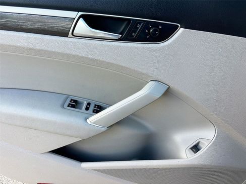 Used 2018 Volkswagen Passat 2.0T SE image 18