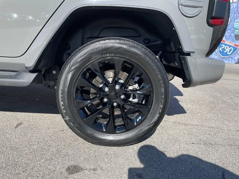 Used 2022 Jeep Wrangler Unlimited Sahara AWD/4WD image 10
