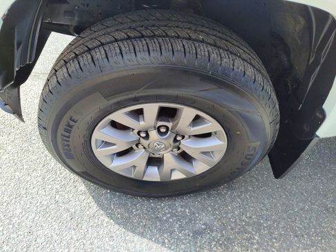 Used 2016 Toyota Tacoma SR5 w/ SR5 Appearance Package (SN) image 21