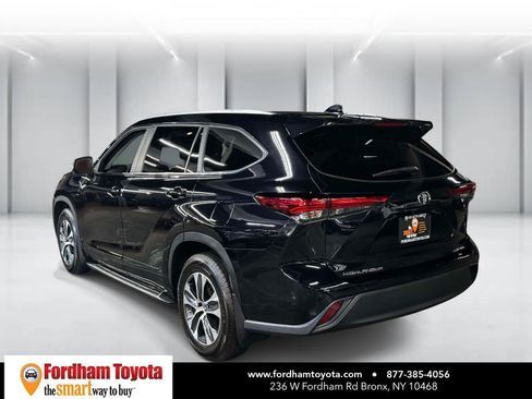 Used 2023 Toyota Highlander XLE AWD/4WD image 5