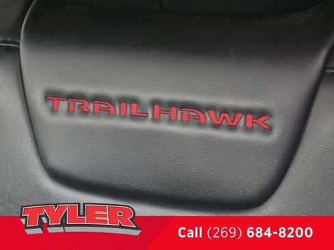 Used 2021 Jeep Cherokee Trailhawk AWD/4WD image 38