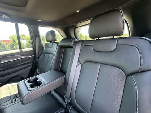Used 2023 Jeep Grand Cherokee Overland AWD/4WD image 19