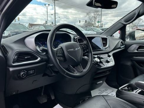 Used 2018 Chrysler Pacifica Touring-L w/ Advanced Safetytec Group FWD image 23