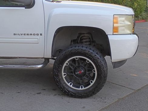 Used 2009 Chevrolet Silverado 1500 LT w/ Power Pack Plus AWD/4WD image 2
