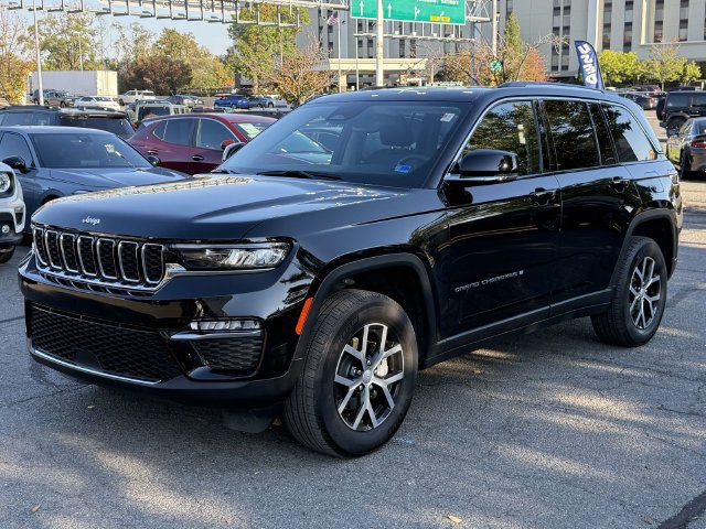 Used 2023 Jeep Grand Cherokee Limited AWD/4WD image 6