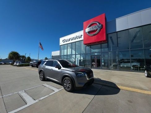 Used 2024 Nissan Pathfinder SV image 2