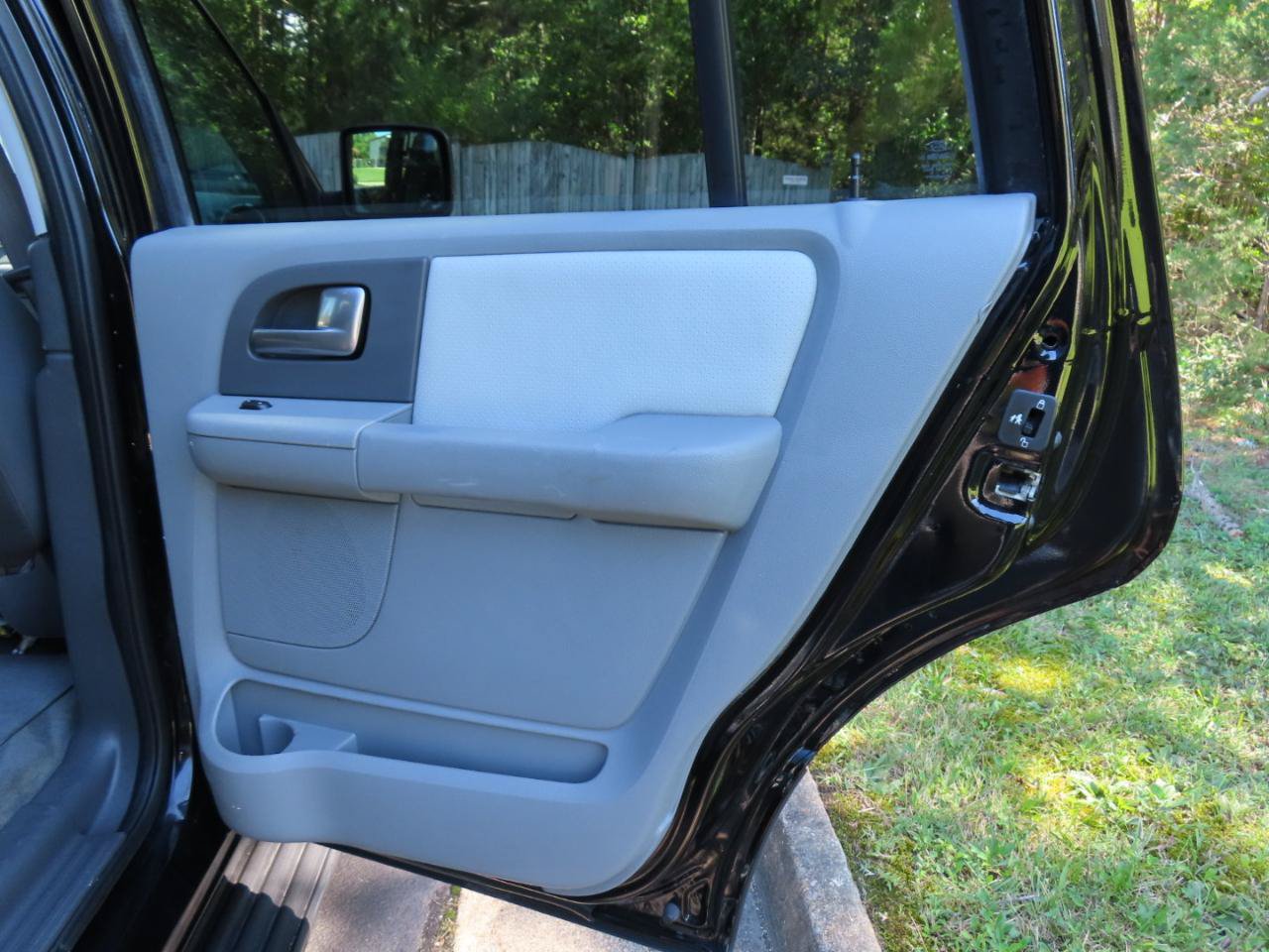 Used 2004 Ford Expedition XLT AWD/4WD image 25