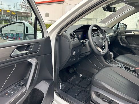 Used 2023 Volkswagen Tiguan SE image 9
