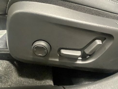 Used 2025 Volvo XC40 B5 Core image 12