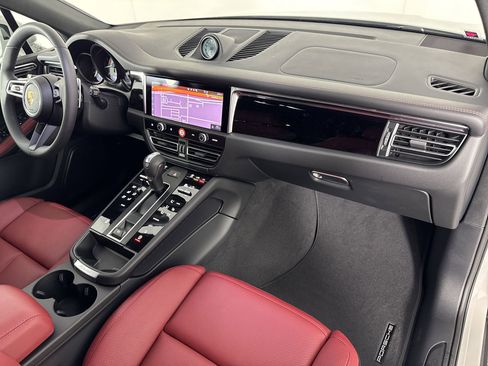 Certified 2025 Porsche Macan image 30