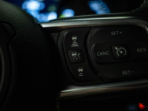 Used 2025 Jeep Wrangler Unlimited Sahara w/ Safety Group AWD/4WD image 17