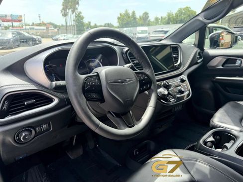 Used 2024 Chrysler Pacifica Limited FWD image 19