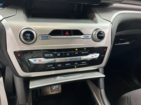 Used 2022 Ford Explorer XLT w/ Class IV Trailer Tow Package AWD/4WD image 16