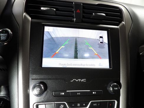 Used 2020 Ford Fusion SE FWD image 15