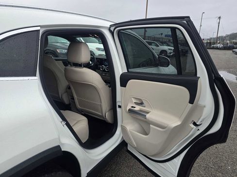 Used 2025 Mercedes-Benz GLA 250 4MATIC image 15