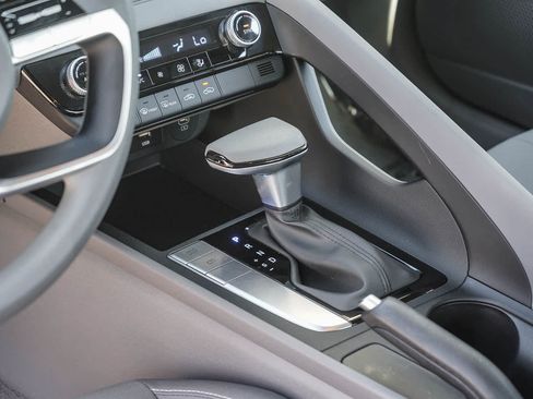 Used 2024 Hyundai Elantra SEL FWD image 19