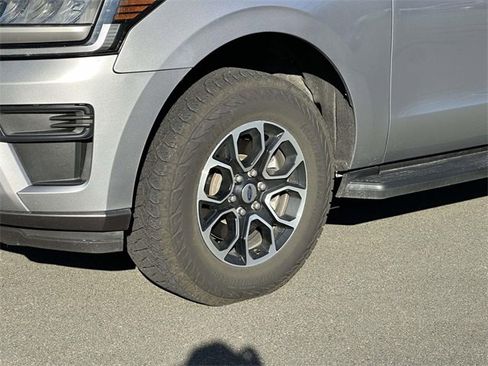 Used 2024 Ford Expedition Max XLT image 7