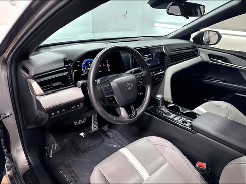 Used 2025 Toyota Camry SE FWD image 15