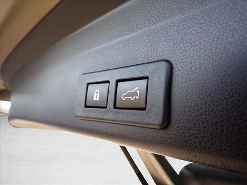 Used 2023 Subaru Ascent Limited w/ Technology Package image 8