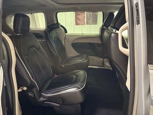 Used 2024 Chrysler Pacifica Limited image 26