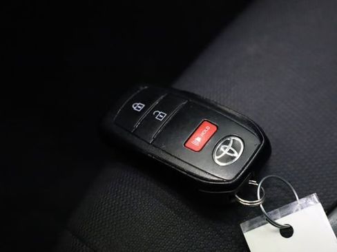 Used 2022 Toyota Corolla Cross LE image 32