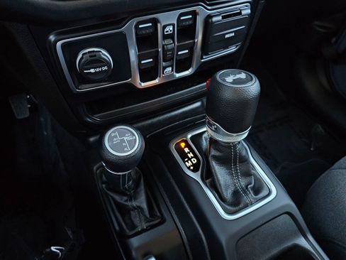 Used 2025 Jeep Wrangler Unlimited Sahara AWD/4WD image 43