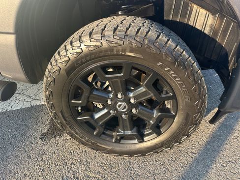 Used 2019 Nissan Titan SV w/ SV Convenience Package image 5