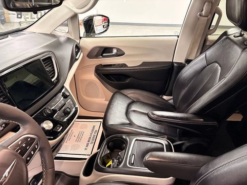 Used 2024 Chrysler Pacifica Touring-L FWD image 19