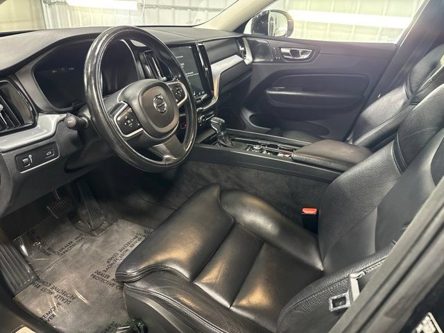 Used 2019 Volvo XC60 T5 Momentum w/ Multimedia Package AWD/4WD image 7