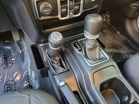 Used 2021 Jeep Gladiator Sport AWD/4WD image 24