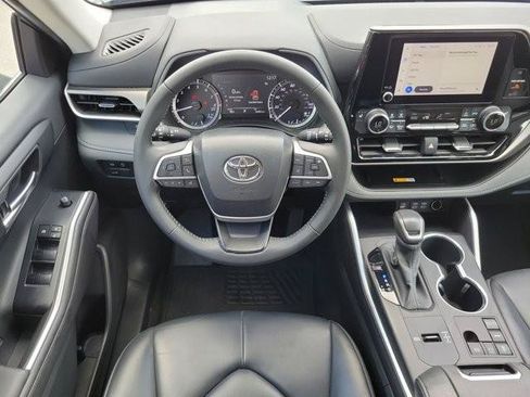 Used 2023 Toyota Highlander XLE FWD image 17