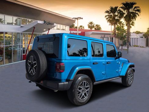 Used 2024 Jeep Wrangler Unlimited Sahara w/ Technology Group AWD/4WD image 3