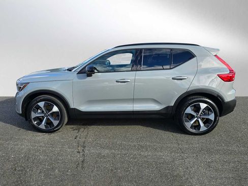 Used 2025 Volvo XC40 B5 Plus image 6