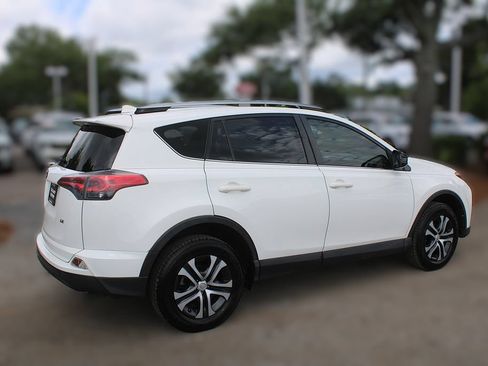 Used 2018 Toyota RAV4 LE FWD image 6