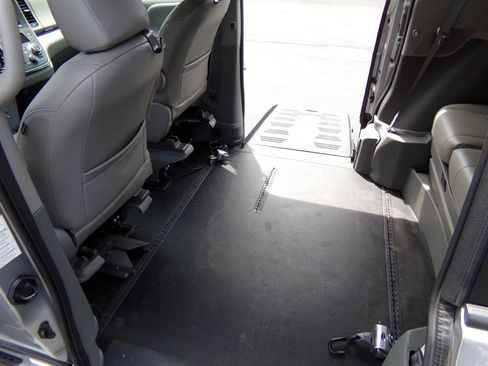 Used 2017 Toyota Sienna LE FWD image 25