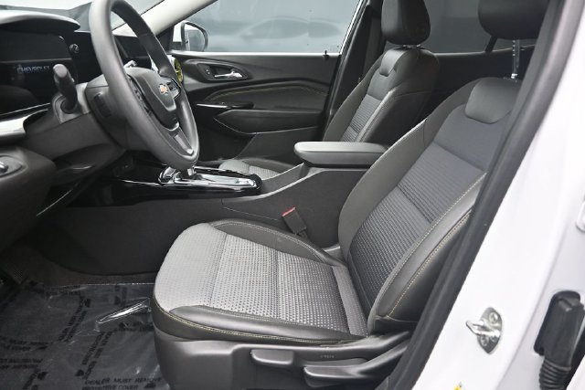 Used 2025 Chevrolet Trax LT FWD image 12