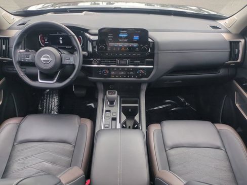 Used 2024 Nissan Pathfinder Platinum w/ Black Appearance Package image 17