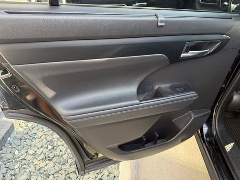 Used 2021 Toyota Highlander XLE AWD/4WD image 16