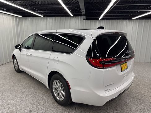 New 2026 Chrysler Pacifica Select image 4