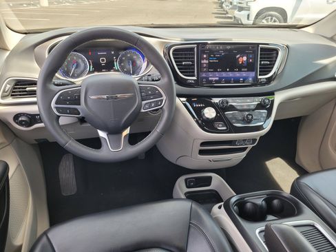 Used 2023 Chrysler Pacifica Touring-L FWD image 19
