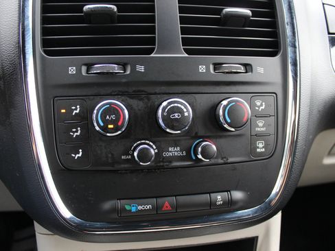 Used 2017 Dodge Grand Caravan SXT FWD image 28