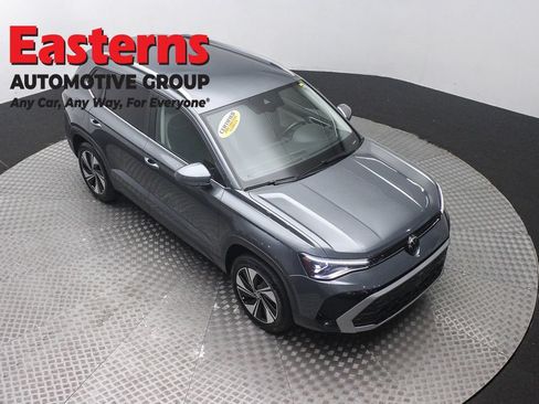 Used 2025 Volkswagen Taos SE AWD/4WD image 3