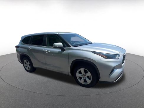 Used 2025 Toyota Highlander LE FWD image 2